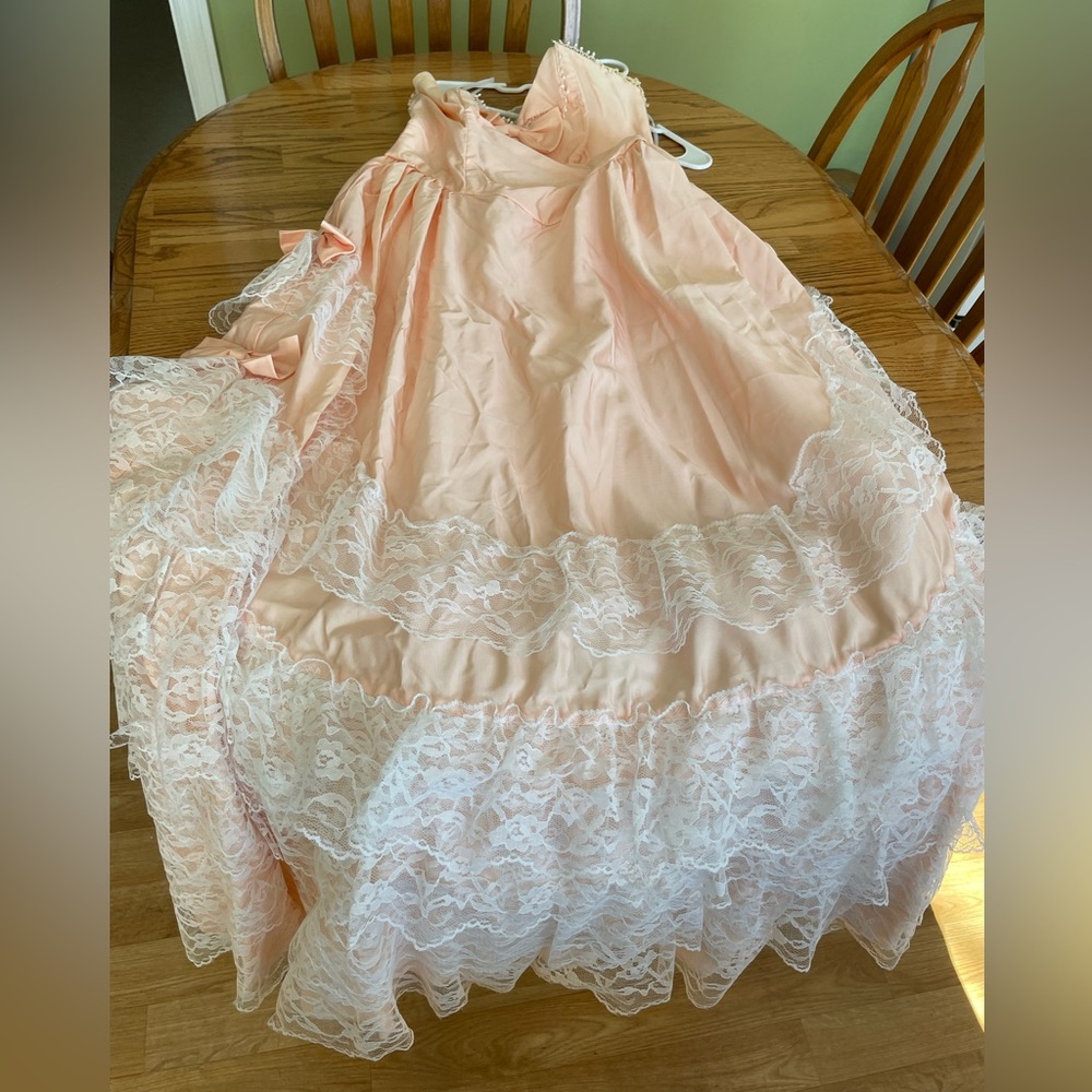 Vintage Elegant Peach Dress with White Lace Details - Picture 4 of 12